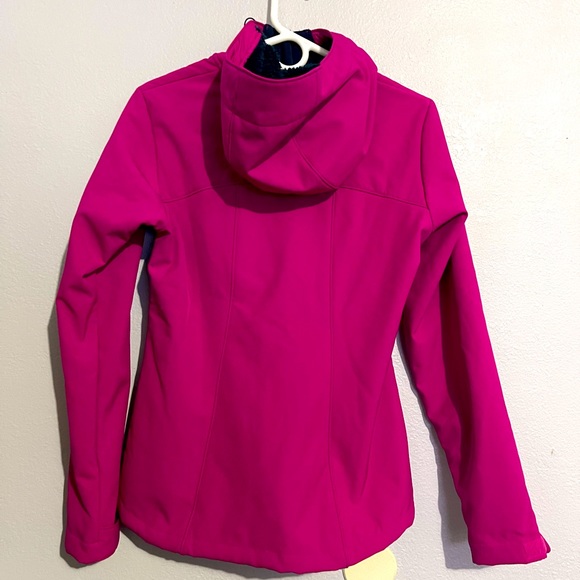 NWOT Columbia Fuscia/Magenta windproof jacket with a faux fur lining. - Picture 3 of 10